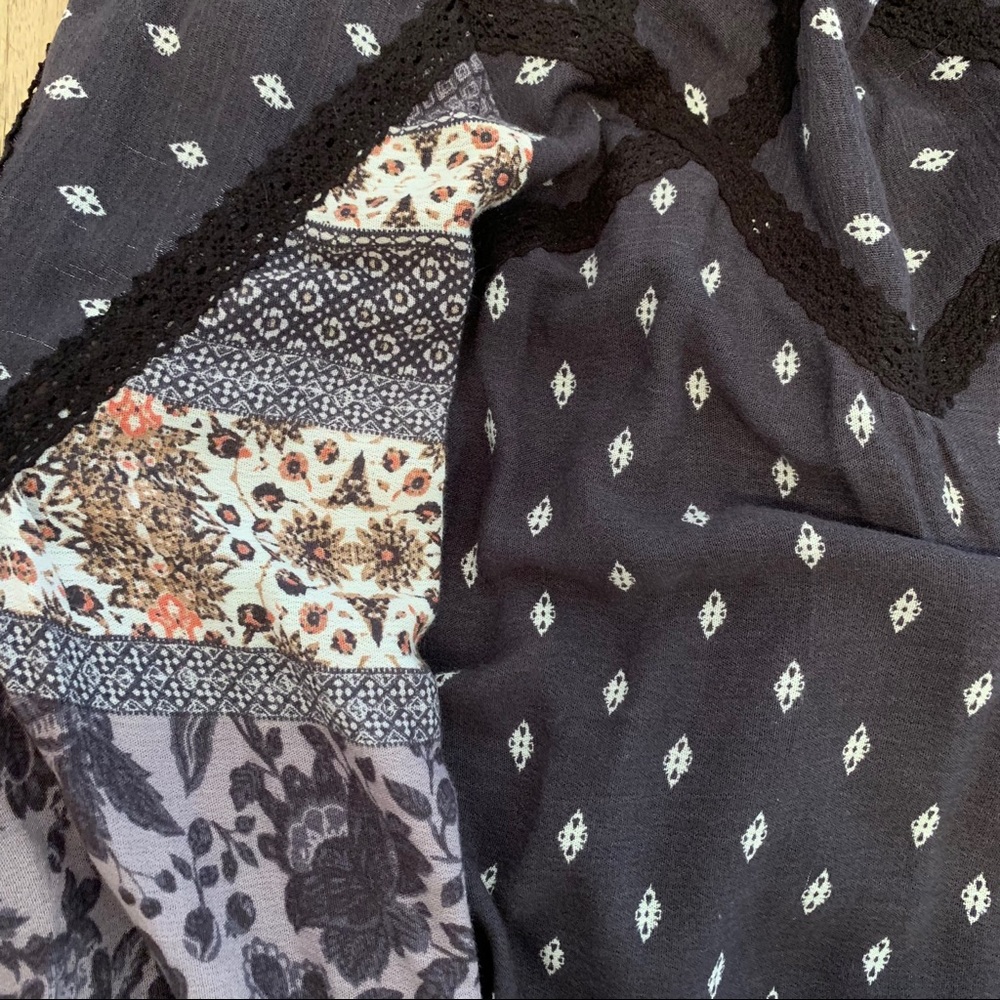 Francesca’s Pattern Dress - Picture 3 of 4